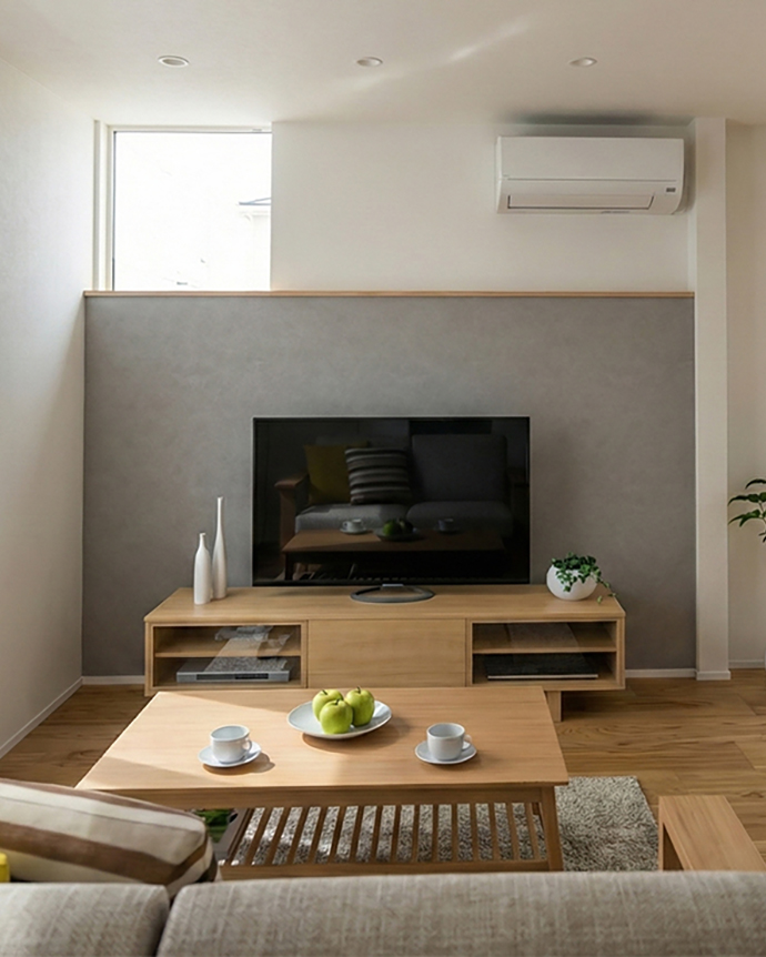 アクセント壁のある明るく開放手なリビング