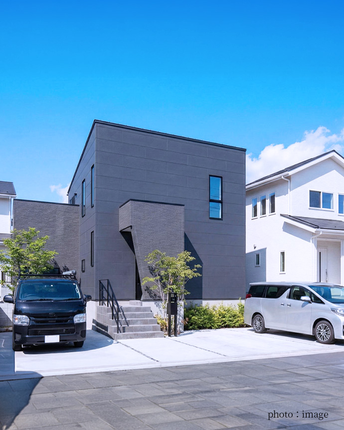 キューブ型のフォルムがスタイリッシュな黒い外壁の