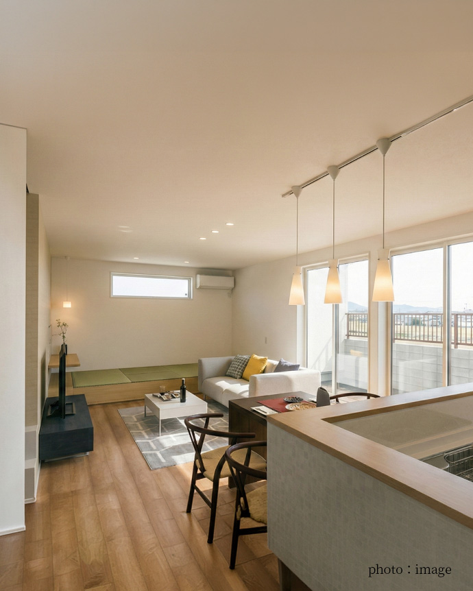 小上がり畳コーナーを設けた、自然光が心地よいLDK