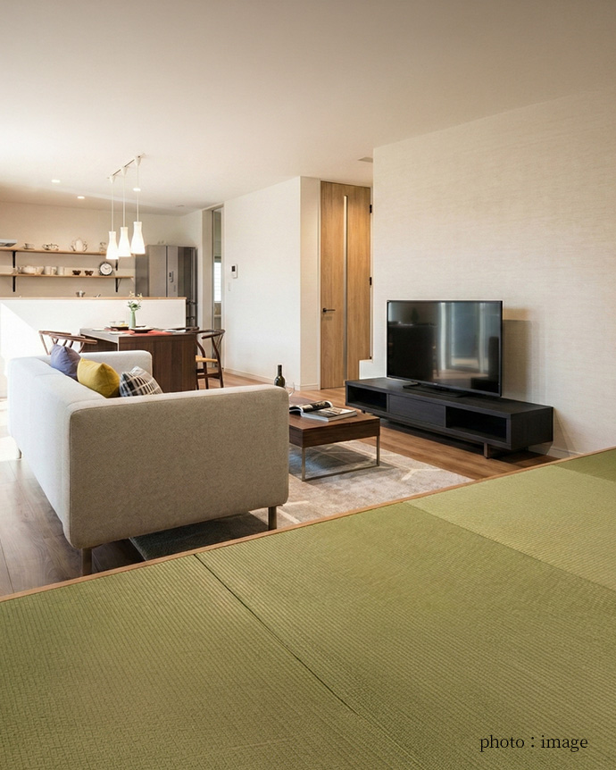 小上がり畳コーナーから見渡す、明るく開放的なLDK