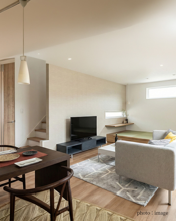 収納付きの畳スペースと階段が見えるナチュラルなLD