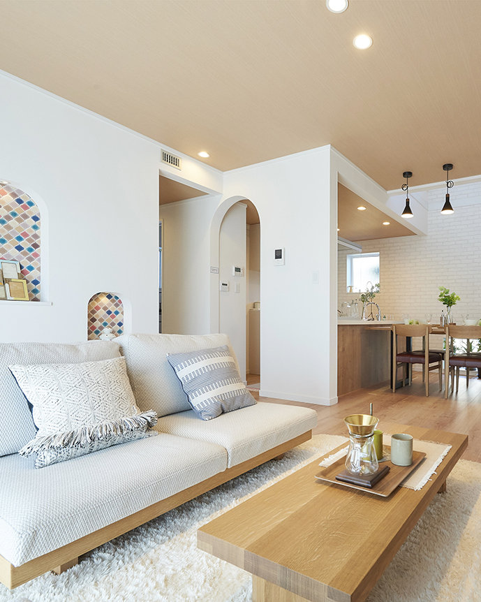 タイルのニッチとアーチ壁が可愛いナチュラルなLDK