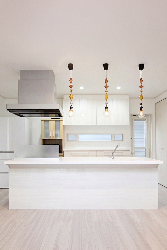 白を基調とした空間にペンダントライトが映えるアイラ