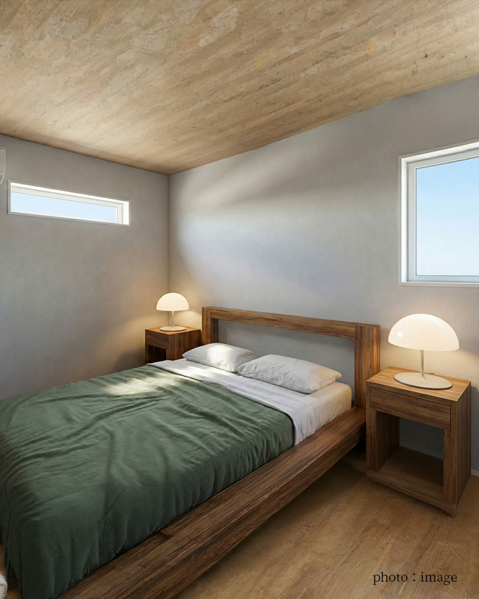 木目天井とスリット窓のあるナチュラルな寝室