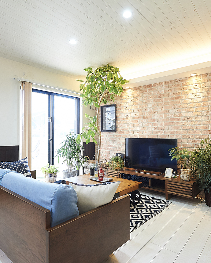 石目調のアクセント壁とヴィンテージモダンなリビング