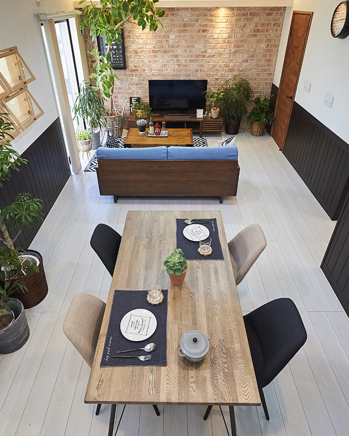 アクセント壁と室内窓がある明るく開放的なLDK