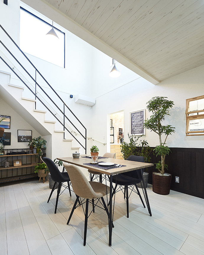 吹き抜け階段と室内窓がある、明るく開放的なLDK