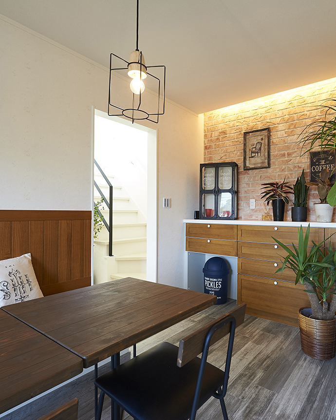 レンガ壁と照明がおしゃれなカフェ風のセカンドリビン