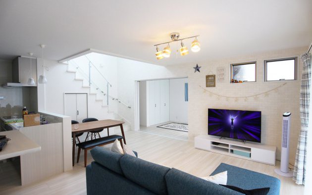 カリフォルニア風インテリアが映えるかわいい家