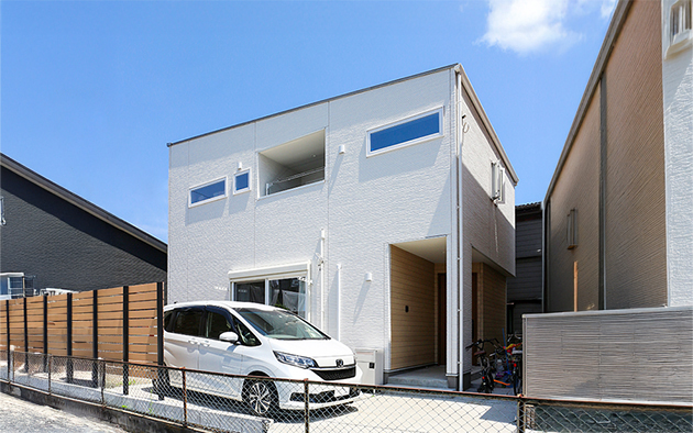 インナーバルコニーと繋がるちょっと贅沢な2階ホールのある家