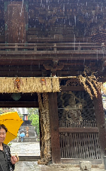 大雨の中の石手寺
