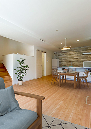 スキップフロアで家族が繋がるシンプルな北欧スタイル