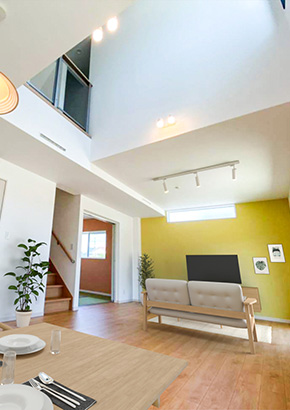 高い吹き抜けのあるナチュラルテイストなお家