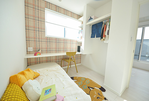子供部屋には造作カウンターと洋服収納が。スタディカウンターとして、収納棚として…使い方は自由自在。