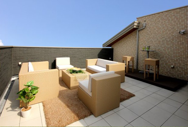 おしゃれな屋上空間！ひと呼吸置きたいときは癒しの空間に、家族でワイワイBBQをしたいときは、楽しい空間に。休日は、お子さんの友達家族を呼んでみんなでBBQをしたいですね♪