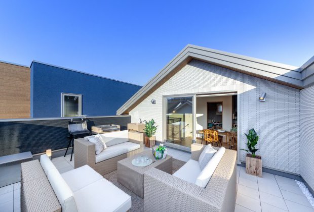 まるでおしゃれなカフェのような空間を作りました。白を基調としたタイルをひくことで高級感を演出！家族だけのプライベート空間を実現。BBQや食事を楽しんだり、家族で談笑しながらくつろいだり、それぞれの家族にあった使い方ができます。