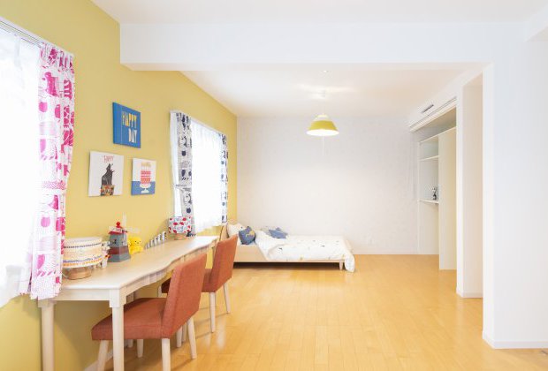 陽気で暖かいイメージを持つ黄色のアクセントクロスにすることで部屋全体が明るくなります。また、縦長の部屋にすることで、壁の面積も大きくなり、壁に沿って家具をレイアウトできるため、空間を広く使えるところもポイントです。