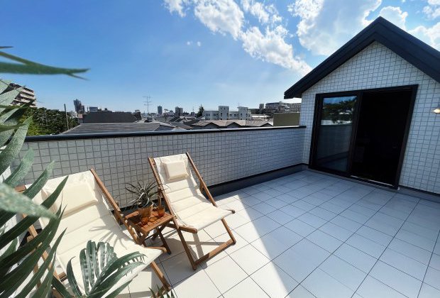 西宮街かどモデルハウスでは、"スカイバルコニー"を設けております。天気の良い日には屋上で日光浴をしたり軽食を摂ったり。日々の暮らしの中で非日常を味わうことができる注文住宅ならではのひと工夫です。