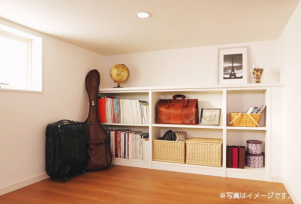 「小屋裏収納」も完備。
階段付きなので手がふさがっていても、安心安全に昇り降りできます。
季節物の収納や趣味の道具をたっぷり収納できます。