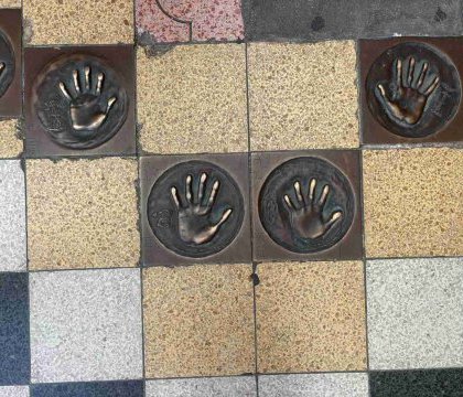 下町の手形プレート