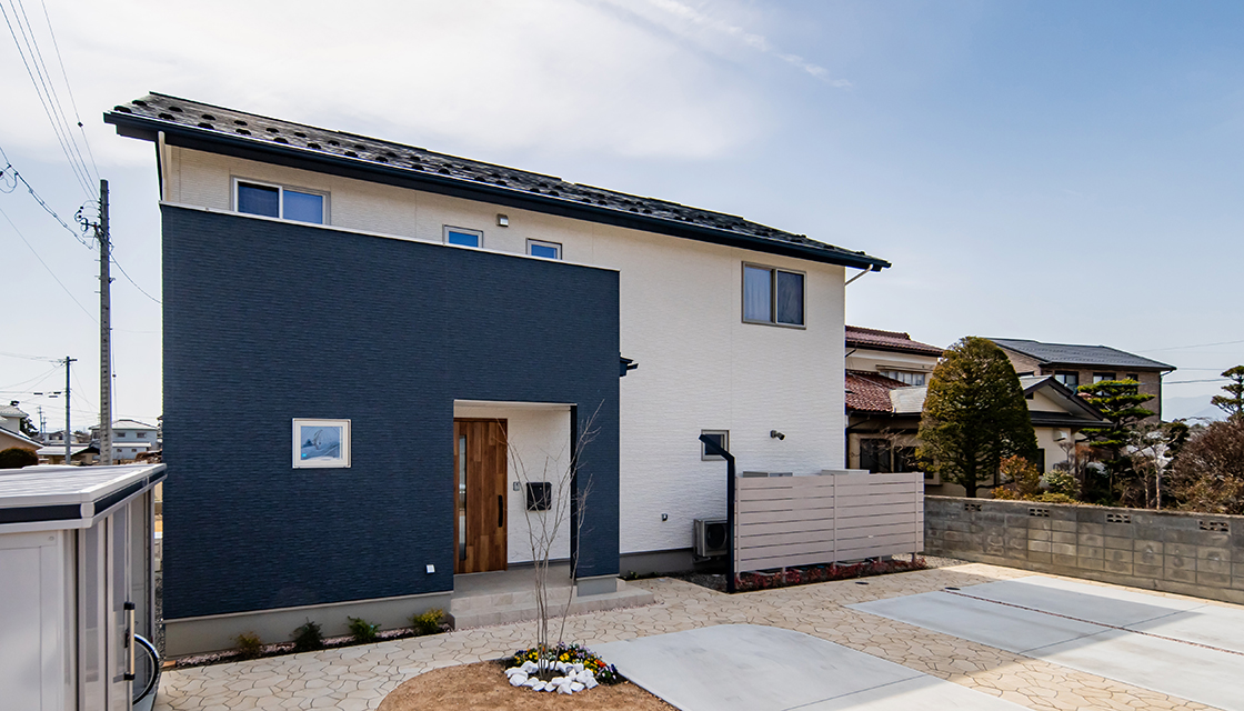 新たな土地で暮らす 玄関のみ共有の二世帯住宅