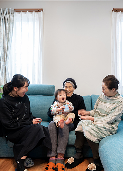 仲良し四世代の笑い声が絶えない！ 完全共有の二世帯住宅