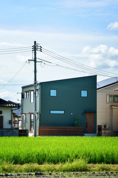 風と光の巡る、青空が似合う家