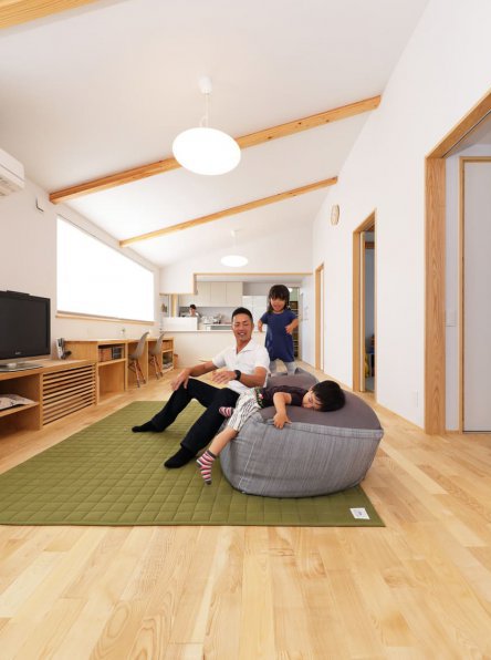 LDKを中心に広々と暮らす家族のコミュニケーションを育む平屋